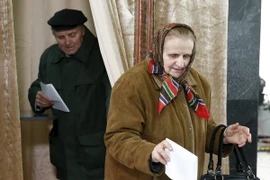 Cử tri Belarus bỏ phiếu tại một địa điểm bầu cử ở Minsk. (Nguồn: Reuters/TTXVN)