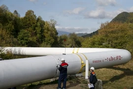 Công nhân kiểm tra đường ống dẫn khí đốt tại trạm cung cấp khí gần làng Volovets, miền tây Ukraine ngày 7/10. (Nguồn: Reuters/TTXVN)