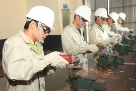 Đào tạo tu nghiệp sinh nghề cơ khí, hàn. (Ảnh: Anh Tuấn/TTXVN)