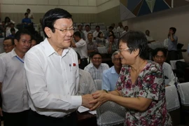 Chủ tịch nước Trương Tấn Sang với cử tri Quận 4. (Ảnh: Nguyễn Khang/TTXVN)