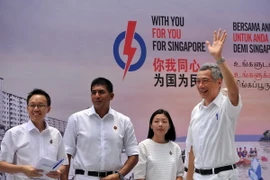 Thủ tướng Lý Hiển Long (phải), Đảng Hành động Nhân dân (PAP) cầm quyền phát biểu trong cuộc vận động tranh cử ngày 8/9. (Nguồn: AFP/TTXVN)