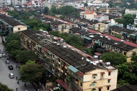 Một góc khu tập thể Trung Tự (quận Đống Đa), một trong các khu tập thể cũ, chất lượng đã xuống cấp. (Ảnh: Tuấn Anh/TTXVN)