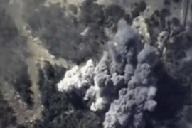 Khói bốc lên từ một vụ không kích của Nga nhằm vào mục tiêu IS tại Syria. (Nguồn: Reuters/TTXVN)