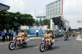 Lực lượng Cảnh sát giao thông ra quân tuần tra trên các tuyến đường. (Ảnh. Hoàng Hải/TTXVN)