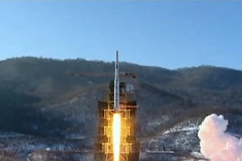 Tên lửa Unha-3 rời bệ phóng ở Trung tâm giám sát vệ tinh huyện Cholsan, tỉnh Bắc Pyongan tháng 12/2012. (Nguồn: Reuters/TTXVN)