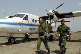 Lực lượng không quân được triển khai tìm kiếm cứu hộ máy bay mất tích, tại Makassar ngày 3/10. (Nguồn: Reuters/TTXVN)