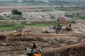 Khai thác cát lộ thiên ngoài bãi, thuộc địa bàn huyện Gia Lâm. (Ảnh: Hoàng Lâm/TTXVN)