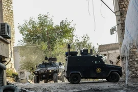 Cảnh sát Thổ Nhĩ Kỳ tuần tra tại khu vực quận Silvan ở Diyarbakir sau cuộc đụng độ với phiến quân người Kurd, ngày 5/10. (Nguồn: AFP/TTXVN)