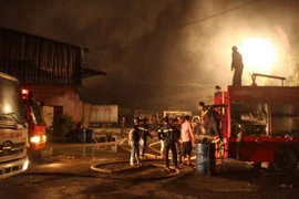 Lục lượng Phòng cháy chữa cháy tiến hành khống chế ngọn lửa. (Ảnh: Trịnh Duy Hưng/TTXVN)