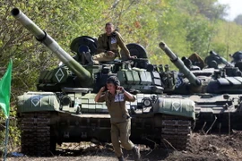 Lực lượng ly khai ở miền đông Ukraine tham gia cuộc tập trận tại thị trấn Torez, khu vực Donetsk ngày 24/9. (Nguồn: AFP/TTXVN)