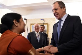 Ngoại trưởng Nga Sergei Lavrov (phải) và Ngoại trưởng Ấn Độ Sushma Swaraj (trái) tại cuộc gặp ở Moskva ngày 20/10. (Nguồn: AFP/TTXVN)