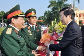 Các vị lãnh đạo Quân khu I đón Chủ tịch nước Trương Tấn Sang. (Ảnh: Trọng Đức/TTXVN)