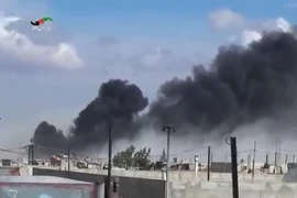 Khói bốc lên từ các cuộc không kích tại thị trấn Talbisseh, tỉnh Homs, Syria ngày 30/9. (Nguồn: AFP/TTXVN)