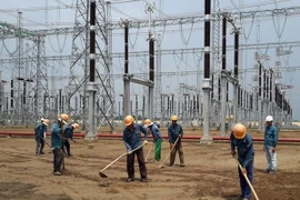 Công nhân chỉnh trang sân trạm biến áp 500kV Mỹ Tho. (Ảnh Mai Phương/Vietnam+)