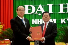 Ông Nguyễn Thiện Nhân, Chủ tịch Ủy ban Trung ương MTTQ Việt Nam trao Quyết định của Bộ Chính trị điều động ông Nguyễn Văn Thể giữ chức vụ Bí thư Tỉnh ủy tỉnh Sóc Trăng. (Ảnh: Nguyễn Dân/TTXVN)