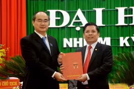 Ông Nguyễn Thiện Nhân, Chủ tịch Ủy ban Trung ương MTTQ Việt Nam trao Quyết định của Bộ Chính trị điều động ông Nguyễn Văn Thể giữ chức vụ Bí thư Tỉnh ủy tỉnh Sóc Trăng. (Ảnh: Nguyễn Dân/TTXVN)