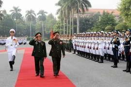 Đại tướng Đỗ Bá Tỵ và Trung tướng Suvon Luongbunmi duyệt Đội danh dự Quân đội Nhân dân Việt Nam tại lễ đón. (Ảnh: Phạm Kiên/TTXVN)
