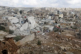 Cảnh đổ nát sau các cuộc giao tranh tại thị trấn Darat Izza ở Aleppo. (Nguồn: Reuters/TTXVN)