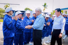 Thăm mô hình đổi mới nông nghiệp công nghệ cao bên đường mòn HCM