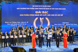 Đại diện VNPT lên nhận Giải bạc tại Giải thưởng Sản phẩm công nghệ Số Made in Vietnam 2023. (Ảnh: PV/Vietnam+)