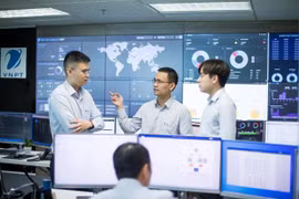 Hình ảnh các chuyên gia VCI đang làm việc tại phòng điều hành an ninh. (Ảnh: PV/Vietnam+)