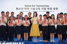 Đệ nhất phu nhân Hàn Quốc Kim Keon Hee chụp hình lưu niệm với các em học sinh THCS Nam Từ Liêm (Hà Nội). (Ảnh: PV/Vietnam+)
