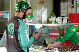 Nhờ Gojek, nhiều người kinh doanh ẩm thực online đã tiếp cận được với tệp khách hàng rộng lớn, gia tăng doanh số bán hàng. (Ảnh: PV/Vietnam+)