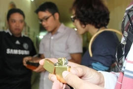 Với người trót mê zippo thì bỏ tiền triệu mua chiếc bật lửa chỉ để… ngắm là điều bình thường. (Ảnh: Minh Minh/ Vietnam+)