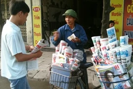 Xe rao báo trên đường phố Hà Nội. (Ảnh: Cẩm Thơ/ Vietnam+)