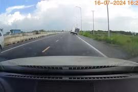Xe tải mất lái, lật ngang vì tài xế nhầm đường hai chiều là một chiều