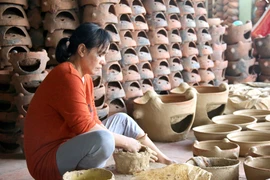 Làng gốm Bình Đức (xã Phan Hiệp, huyện Bắc Bình, tỉnh Bình Thuận) hiện có 43 hộ (chiếm khoảng 11% số hộ người Chăm trong thôn) với 46 người còn làm duy trì nghề làm gốm Chăm thường xuyên. (Ảnh: Nguyễn Thanh/TTXVN) 