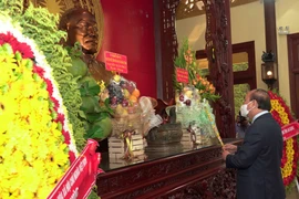 Chủ tịch nước Nguyễn Xuân Phúc dâng hương tưởng nhớ Chủ tịch Tôn Đức Thắng Khu lưu niệm Chủ tịch Tôn Đức Thắng ở Mỹ Hòa Hưng, Thành phố Long Xuyên. (Ảnh: Công Mạo/TTXVN) 