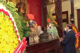 Chủ tịch nước Nguyễn Xuân Phúc dâng hương tưởng nhớ Chủ tịch Tôn Đức Thắng Khu lưu niệm Chủ tịch Tôn Đức Thắng ở Mỹ Hòa Hưng, Thành phố Long Xuyên. (Ảnh: Công Mạo/TTXVN) 
