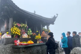 Du khách thập phương chiêm bái phật tại Chùa Đồng, trên đỉnh Yên Sơn, trong quần thể Khu Di tích và Danh thắng Yên Tử. (Ảnh: Thanh Vân/TTXVN)