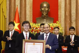 Chủ tịch nước Nguyễn Xuân Phúc trao tặng Huân chương Lao động hạng Nhì và hạng Ba cho các học sinh đoạt giải các cuộc thi Olympic và Khoa học kỹ thuật quốc tế năm 2022. (Ảnh: Thống Nhất/TTXVN) 