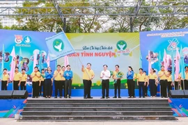 Ông Nguyễn Văn Hiếu - Phó Bí thư Thành ủy Thành phố Hồ Chí Minh trao cờ phát lệnh xuất quân Chiến dịch Xuân tình nguyện lần thứ 15, năm 2023. (Ảnh: Thu Hương/TTXVN