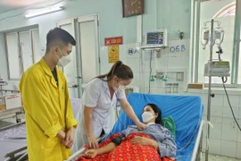 Bác sỹ khoa Hồi sức tích cực - Chống độc thăm khám cho bệnh nhân. (Ảnh: Nam Sương/TTXVN)