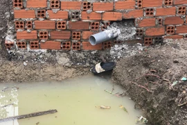 Bé trai lớp 1 đuối nước thương tâm sau khi ngã xuống hố sau nhà. (Ảnh: TTXVN phát)