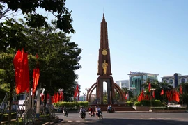 Rợp bóng cờ hoa tại khu vực Tượng đài Cà Mau. (Ảnh: Kim Há/TTXVN)