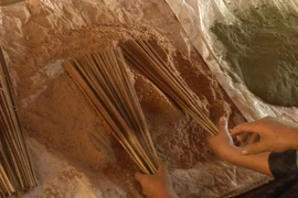 Kỹ thuật làm hương hoàn toàn thủ công. (Ảnh: Nguyễn Chiến/TTXVN)