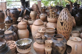 Các sản phẩm gốm Chăm Bàu Trúc đa dạng về mẫu mã và chủng loại. (Ảnh: Nguyễn Thành/TTXVN) 