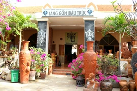 Trung tâm sản xuất, kinh doanh trưng bày của Hợp tác xã gốm Chăm Bàu Trúc (thị trấn Phước Dân, huyện Ninh Phước). (Ảnh: Nguyễn Thành/TTXVN) 