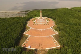 Cột cờ Hà Nội trên quê hương Đất Mũi Cà Mau. (Ảnh: Thế Anh/TTXVN) 