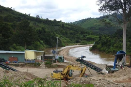 Công ty TNHH 87 tự ý dùng phương tiện cơ giới mở lòng đường ra giữa sông để tiến hành khai thác cát tại thôn 7, xã Đăk Pxi, huyện Đăk Hà (tỉnh Kon Tum). (Ảnh: Cao Nguyên/TTXVN)