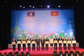 Bí thư Tỉnh uỷ Hà Tĩnh Hoàng Trung Dũng và Chủ tịch UBND tỉnh Hà Tĩnh Võ Trọng Hải trao Bằng khen cho các tập thể và cá nhân thuộc nước CHDCND Lào đã có thành tích trong việc vun đắp mối quan hệ đặc biệt Việt Nam-Lào. (Ảnh: Hoàng Ngà/TTXVN)