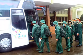 Thanh niên thành phố Vinh (Nghệ An) hăng hái lên đường thực hiện nghĩa vụ quân sự năm 2022. (Ảnh: Tá Chuyên/TTXVN)
