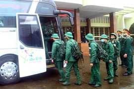 Thanh niên thành phố Vinh (Nghệ An) hăng hái lên đường thực hiện nghĩa vụ quân sự năm 2022. (Ảnh: Tá Chuyên/TTXVN)