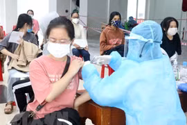 Tiêm vaccine phòng COVID-19 cho học sinh ở thành phố Đông Hà. (Ảnh: Nguyên Lý/TTXVN) 