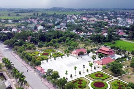Diện mạo xã Hưng Thông, nơi Tổng Bí thư Lê Hồng Phong sinh ra ngày càng thay đổi, khởi sắc, các tòa nhà cao tầng, ngói đỏ mọc lên san sát, đời sống kinh tế của người dân ổn định. (Ảnh: Tá Chuyên/TTXVN)