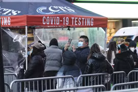 Người dân xếp hàng chờ xét nghiệm COVID-19 tại New York, Mỹ, ngày 4/1/2022. (Ảnh: THX/TTXVN)